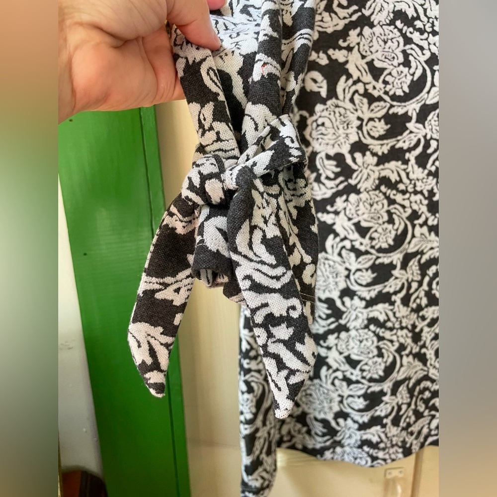 LOFT Monochrome Floral Long Sleeve Dress - Picture 4 of 10